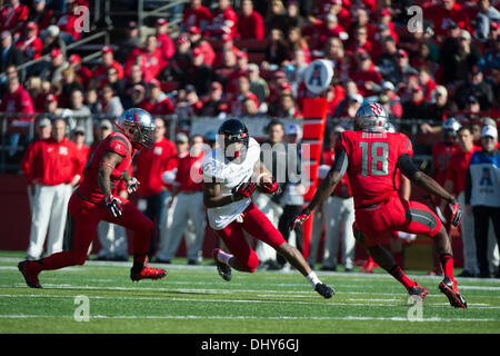 Piscataway, New Jersey, USA. 16. November 2013. 16. November 2013: Cincinnati Bearcats Wide Receiver Anthony McClung (6) teilt zwei Verteidiger während des Spiels zwischen Cincinnati Bearcats und Rutgers Scarlet Knights im Höhepunkt-Lösungen-Stadion in Piscataway, New Jersey. © Csm/Alamy Live-Nachrichten Stockfoto