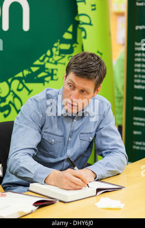 Ronan o ' Gara unterschreibt Exemplare seines zweiten Buches in Dublin, Irland Stockfoto