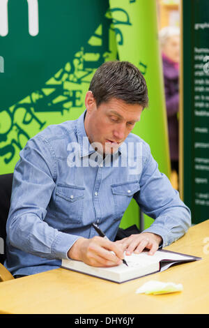 Ronan o ' Gara unterschreibt Exemplare seines zweiten Buches in Dublin, Irland Stockfoto