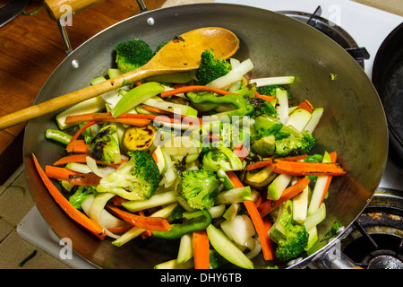 Brokkoli in Scheiben geschnittenen Möhren Chayote Squash Wegerich Rosenkohl in einem Wok für ein Rühren Braten Abendessen Stockfoto