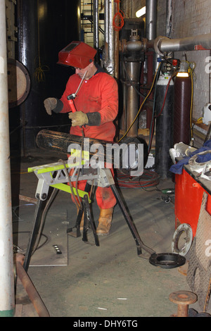 Ein Schweißer trägt seine volle persönliche Schutzausrüstung PSA Stockfoto