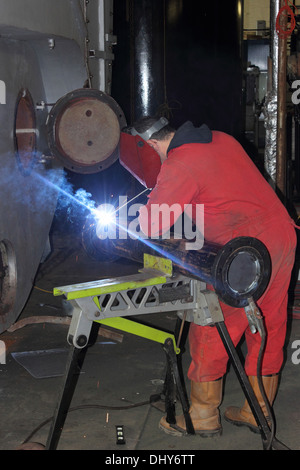 Ein Schweißer trägt seine volle persönliche Schutzausrüstung PSA Stockfoto