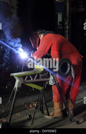 Ein Schweißer trägt seine volle persönliche Schutzausrüstung PSA Stockfoto