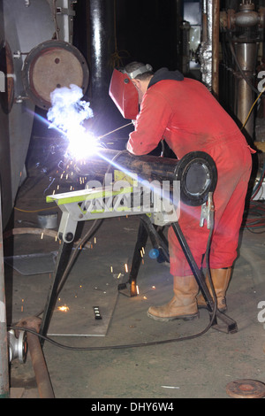 Ein Schweißer trägt seine volle persönliche Schutzausrüstung PSA Stockfoto