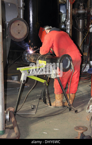 Ein Schweißer trägt seine volle persönliche Schutzausrüstung PSA Stockfoto