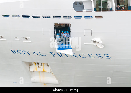 Das Royal Princess Kreuzfahrtschiff Nahaufnahme Detail. Balkon Kabinen. Anker und Aussichtsplattform Stockfoto