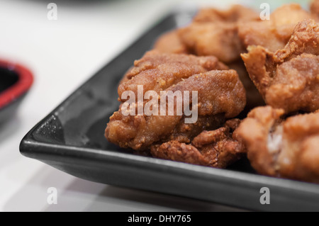 Brathähnchen auf weißem Hintergrund. Stockfoto