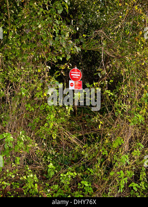 Französisch Propriété Privée / Entree Interdite - Private Property / No Entry sign in unwegsamen Gestrüpp und Dickicht. Stockfoto