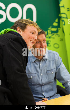 Ronan o ' Gara unterschreibt Exemplare seines zweiten Buches in Dublin, Irland Stockfoto