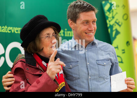 Ronan o ' Gara unterschreibt Exemplare seines zweiten Buches in Dublin, Irland Stockfoto