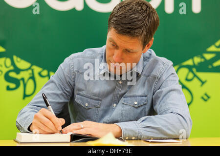 Ronan o ' Gara unterschreibt Exemplare seines zweiten Buches in Dublin, Irland Stockfoto