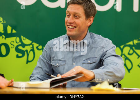 Ronan o ' Gara unterschreibt Exemplare seines zweiten Buches in Dublin, Irland Stockfoto