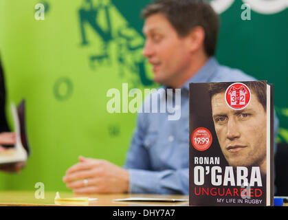 Ronan o ' Gara unterschreibt Exemplare seines zweiten Buches in Dublin, Irland Stockfoto