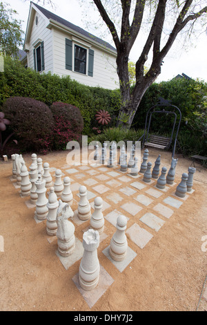 Riesen-Schach-Satz auf dem Gelände des MacArthur Place Hotel & Spa, Sonoma, Kalifornien, Vereinigte Staaten von Amerika Stockfoto