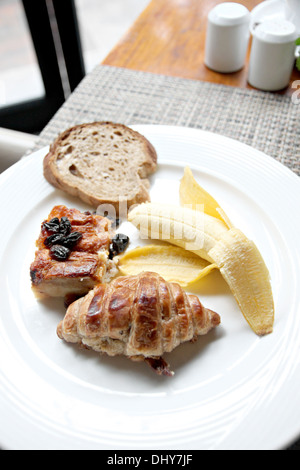 Banane Blatt und Toast in eine weiße Schüssel mit Frühstück Brot. Stockfoto