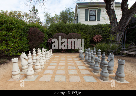 Riesen-Schach-Satz auf dem Gelände des MacArthur Place Hotel & Spa, Sonoma, Kalifornien, Vereinigte Staaten von Amerika Stockfoto