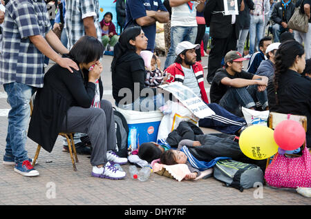 Buenos Aires, Argentinien. 15. November 2013. Angehörige der Opfer der sogenannten "Trigger happy" Name, Polizeigewalt, manifestiert sich an der Plaza de Mayo um Gerechtigkeit zu fordern für den Tod junger Menschen durch Repression durch die Polizei getötet. Bildnachweis: Norberto Lauria/Alamy Live-Nachrichten Stockfoto