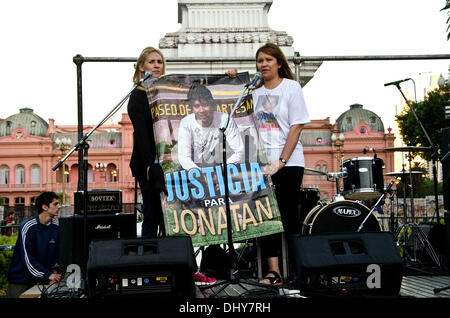 Buenos Aires, Argentinien. 15. November 2013. Angehörige der Opfer der sogenannten "Trigger happy" Name, Polizeigewalt, manifestiert sich an der Plaza de Mayo um Gerechtigkeit zu fordern für den Tod junger Menschen durch Repression durch die Polizei getötet. Bildnachweis: Norberto Lauria/Alamy Live-Nachrichten Stockfoto