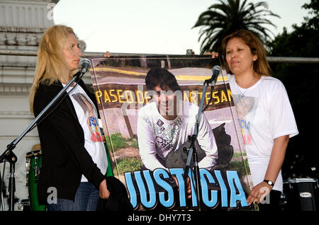 Buenos Aires, Argentinien. 15. November 2013. Angehörige der Opfer der sogenannten "Trigger happy" Name, Polizeigewalt, manifestiert sich an der Plaza de Mayo um Gerechtigkeit zu fordern für den Tod junger Menschen durch Repression durch die Polizei getötet. Bildnachweis: Norberto Lauria/Alamy Live-Nachrichten Stockfoto