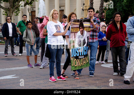 Buenos Aires, Argentinien. 15. November 2013. Angehörige der Opfer der sogenannten "Trigger happy" Name, Polizeigewalt, manifestiert sich an der Plaza de Mayo um Gerechtigkeit zu fordern für den Tod junger Menschen durch Repression durch die Polizei getötet. Bildnachweis: Norberto Lauria/Alamy Live-Nachrichten Stockfoto