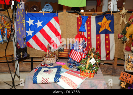 Flaggen, gestickte Kissenbezüge und Souvenirs zum Verkauf im Souvenirshop in The Round Barn, in der Nähe von Gettysburg, Adams County, Pennsylvania, USA Stockfoto