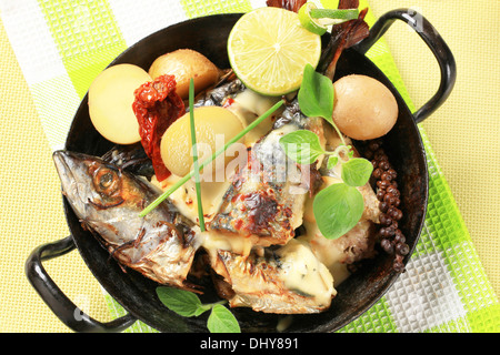 Schwenken Sie gebratene Makrele mit Sahne-Sauce und neuen Kartoffeln in einer Pfanne Stockfoto