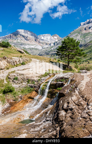 Wunderschöne Landschaft mit Wasserfall in den spanischen Pyrenäen Stockfoto