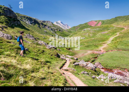 Junge in den französischen Pyrenäen Wandern Stockfoto