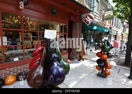 Handgefertigte und bemalte Kürbisse aus der Region zum Verkauf außerhalb des Souvenirshops in Gettysburg, Adams County, Pennsylvania, USA Stockfoto