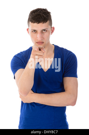 Angry Young Man einen Fingerzeig in Richtung zu Ihnen; isoliert auf weiss Stockfoto