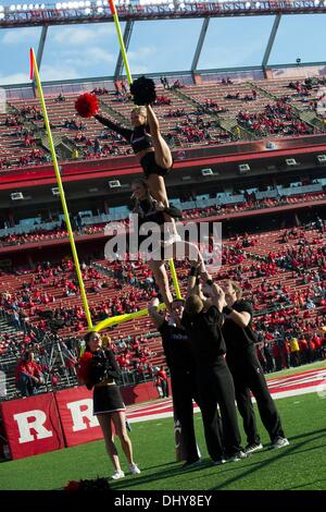 Piscataway, New Jersey, USA. 16. November 2013. 16. November 2013: The Cincinnati Bearcats Cheerleader bilden eine Pyramide, während ein Cheerleader ihr Bein während des Spiels zwischen Cincinnati Bearcats und Rutgers Scarlet Knights im Höhepunkt-Lösungen-Stadion in Piscataway, New Jersey hebt. Die Cincinnati Bearcats besiegen The Rutgers Scarlet Knights 52-17. Bildnachweis: Csm/Alamy Live-Nachrichten Stockfoto