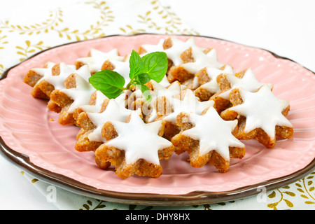 Zimt Sterne Cookies mit Zuckerguss glasiert Stockfoto