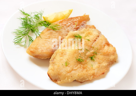 Paniertes Fischfilet auf weißen Teller Stockfoto