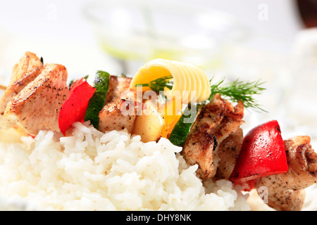 Huhn Schaschlik auf Bett von weißem Reis Stockfoto