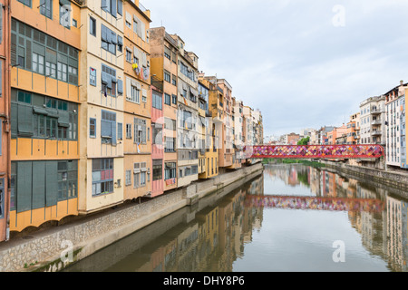 Ansicht von Girona mit bunten Häusern spiegelt sich im Wasser, Spanien Stockfoto