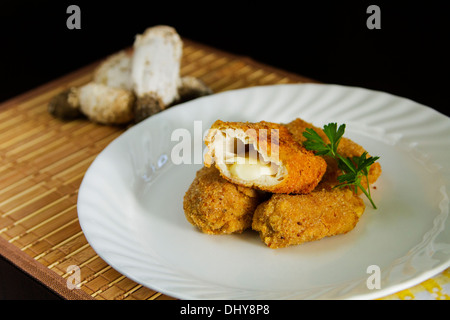 Köstliche Shaggy Inkcap Pilz (Coprinus Comatus) Breaded gefüllt mit Käse. Stockfoto