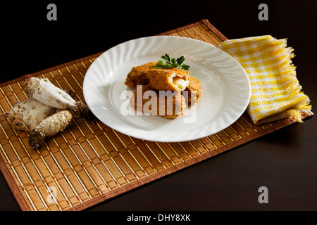 Köstliche Shaggy Inkcap Pilz (Coprinus Comatus) Breaded gefüllt mit Käse. Stockfoto