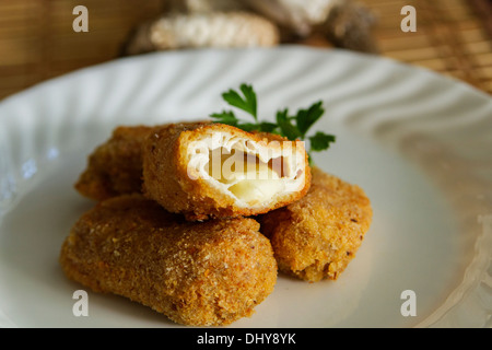 Köstliche Shaggy Inkcap Pilz (Coprinus Comatus) Breaded gefüllt mit Käse. Stockfoto