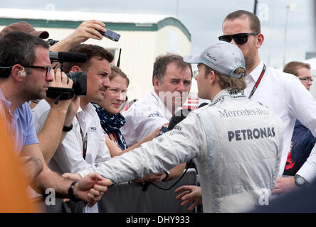 Formel 1-Rennfahrer Nico Rosberg im Mercedes AMG Petronas Team im Gespräch mit der Presse nach der Qualifikation für den Grand Prix der USA bei 3,2 Meile Strecke des Americas Tracks außerhalb Austin Texas. Stockfoto