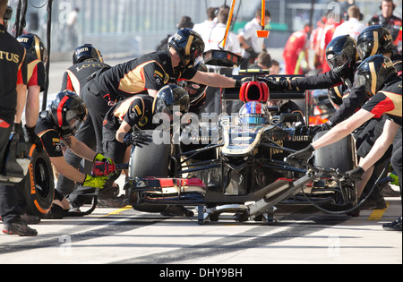 Treiber Romain Grosjean von Lotus F1 Racing bekommt sein Auto gearbeitet während Grube Aktion im zweiten Training am Freitag für die Stockfoto