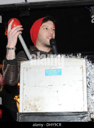 Basildon, Essex, England. 16. November 2013. Matt Cardle schaltet die Weihnachtsbeleuchtung in Basildon, Essex Credit: Ben Rektor/Alamy Stockfoto