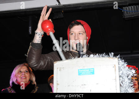 Basildon, Essex, England. 16. November 2013. Matt Cardle schaltet die Weihnachtsbeleuchtung in Basildon, Essex Credit: Ben Rektor/Alamy Stockfoto