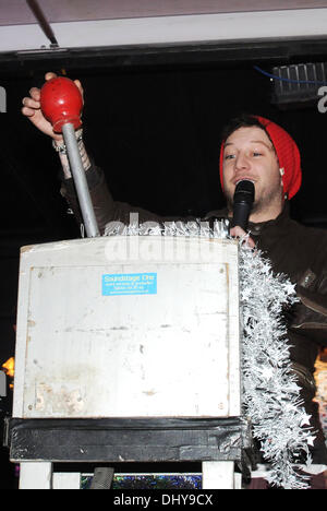 Basildon, Essex, England. 16. November 2013. Matt Cardle schaltet die Weihnachtsbeleuchtung in Basildon, Essex Credit: Ben Rektor/Alamy Stockfoto