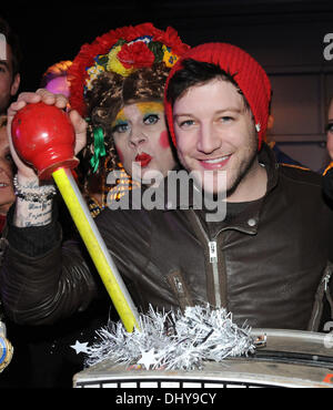 Basildon, Essex, England. 16. November 2013. Matt Cardle schaltet die Weihnachtsbeleuchtung in Basildon, Essex Credit: Ben Rektor/Alamy Stockfoto