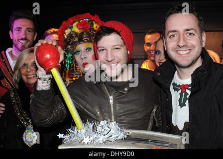 Basildon, Essex, England. 16. November 2013. Matt Cardle schaltet die Weihnachtsbeleuchtung in Basildon, Essex Credit: Ben Rektor/Alamy Stockfoto