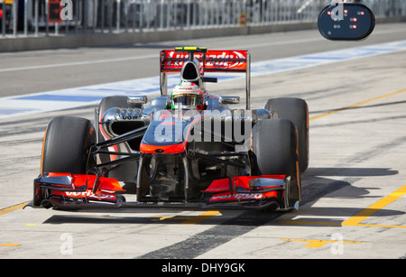 Fahrer Sergio Perez von Vodafone McLaren Mercedes Köpfe für ein Reifenwechsel während Grube Aktion im zweiten Training Fr Stockfoto