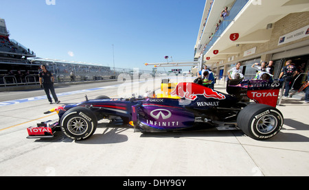 Fahrer Sebastian Vettel von Infiniti Red Bull racing Team reist in der Spur Training für USA Grand Prix Stockfoto