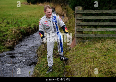 Powys, Wales. 16. November 2013. Jari-Matti Latvala Finland (FIN) und VOLKSWAGEN MOTORSPORT wird Wasser aus einem Bach zu reinigen sein Polo R WRC auf dem Streckenabschnitt nach der zweiten pass der Dyfi Bühne (SS11) bei Tag 3 der Wales-Rallye Großbritannien, die letzte Runde der 2013 FIA Rallye WM. Bildnachweis: Aktion Plus Sport/Alamy Live-Nachrichten Stockfoto