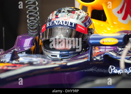 Fahrer Sebastian Vettel von Red Bull racing wartet Track aus Boxenbereich im Übungsbeispiel für USA Grand Prix eingeben Stockfoto