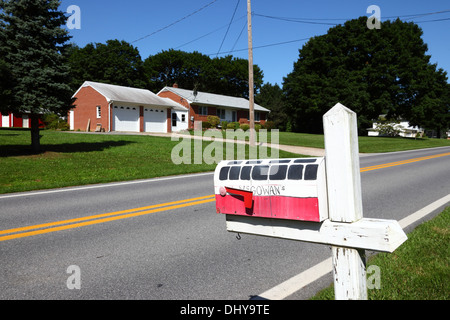 Lackierter hölzerner Briefkasten im Design eines Busses/Reisebusses in einem Wohnvorort in der Nähe von Westminster, Carroll County, Maryland, USA Stockfoto